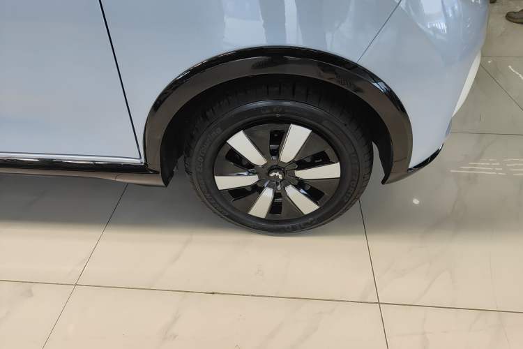 Used Wuling Hongguang MINIEV 2022 Convertible Model Right Front Wheel Hub