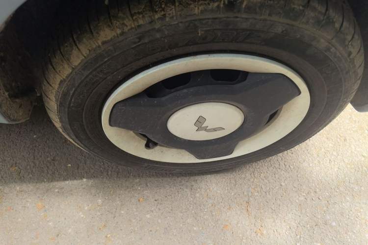 Used Wuling Hongguang MINIEV 2022 Macaron Fashion Model Lithium Iron Phosphate Right Front Wheel Hub