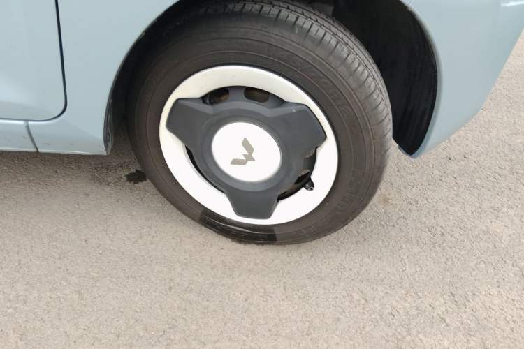 Used Wuling Hongguang MINIEV 2022 Zizai Version Lithium Iron Phosphate Right Front Wheel Hub