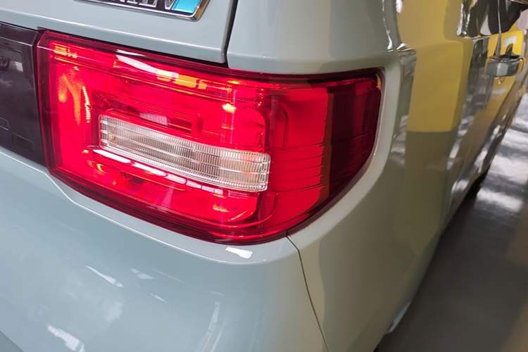 Used Wuling Hongguang MINIEV 2022 Easy Version Lithium-NMC Right Rear Taillight