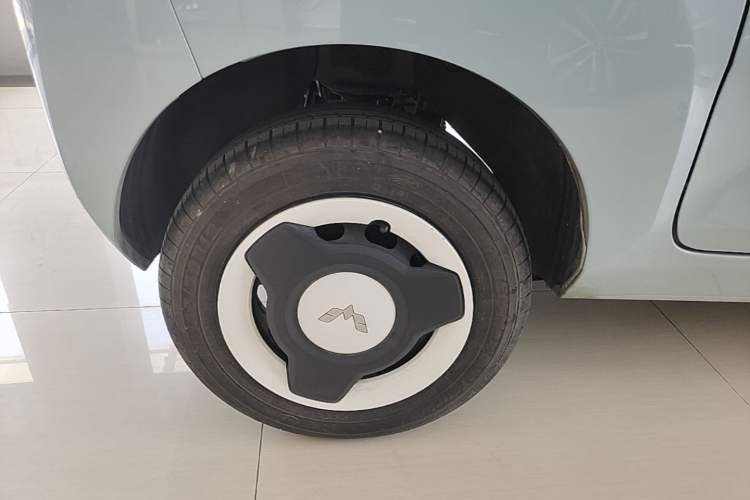 Used Wuling Hongguang MINIEV 2022 Zizai Version Lithium Iron Phosphate Right Rear Wheel Hub