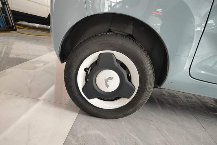 Used Wuling Hongguang MINIEV 2022 Zizai Version Lithium-NMC Right Rear Wheel Hub