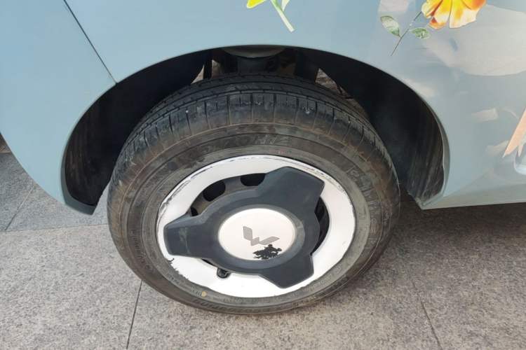 Used Wuling Hongguang MINIEV 2022 Macaron Fashion Model Lithium Iron Phosphate Right Rear Wheel Hub