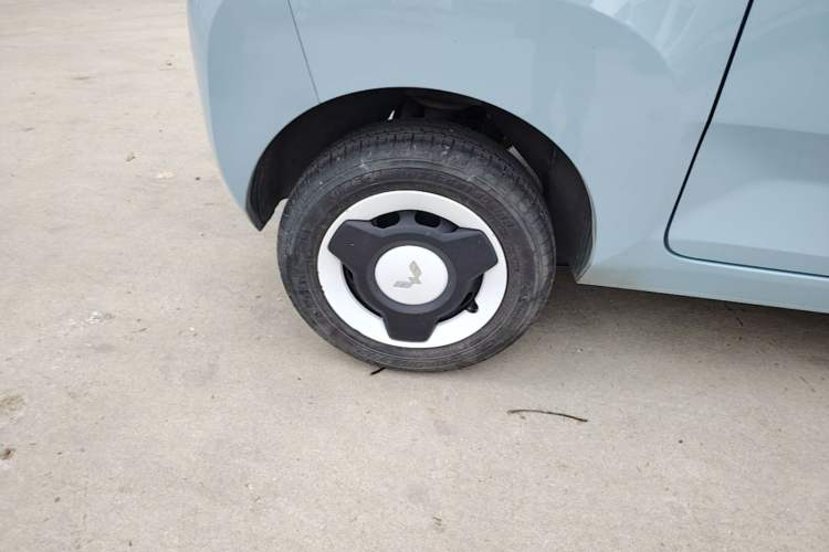 Used Wuling Hongguang MINIEV 2022 Zizai Version Lithium Iron Phosphate Right Rear Wheel Hub