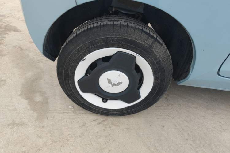 Used Wuling Hongguang MINIEV 2022 Zizai Version Lithium-NMC Right Rear Wheel Hub