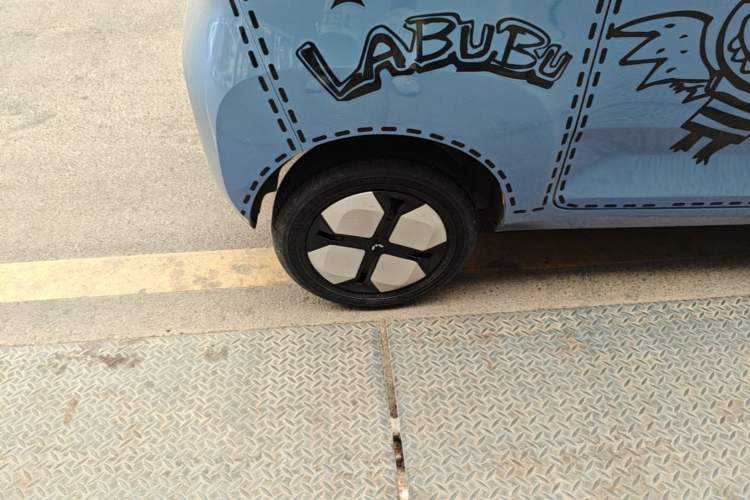 Used Wuling Hongguang MINIEV 2022 Macaron Premium Model – Lithium Ternary Battery Right Rear Wheel Hub