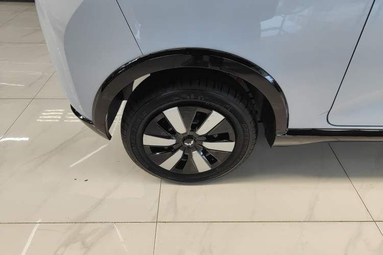 Used Wuling Hongguang MINIEV 2022 Convertible Model Right Rear Wheel Hub