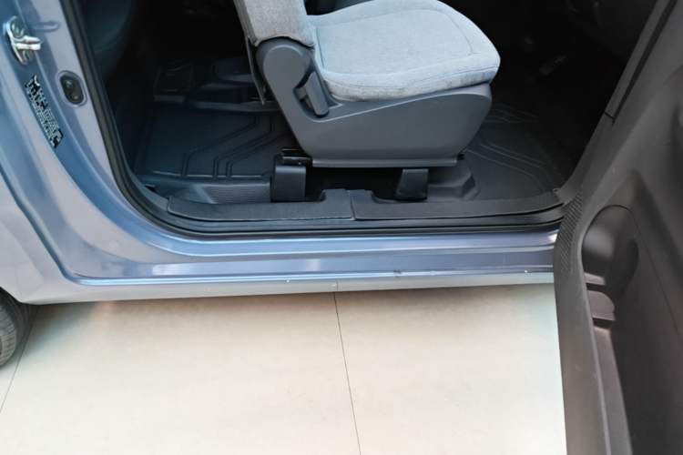 Used Wuling Hongguang MINIEV 2022 Macaron Premium Model – Lithium Iron Phosphate Right Side Sill