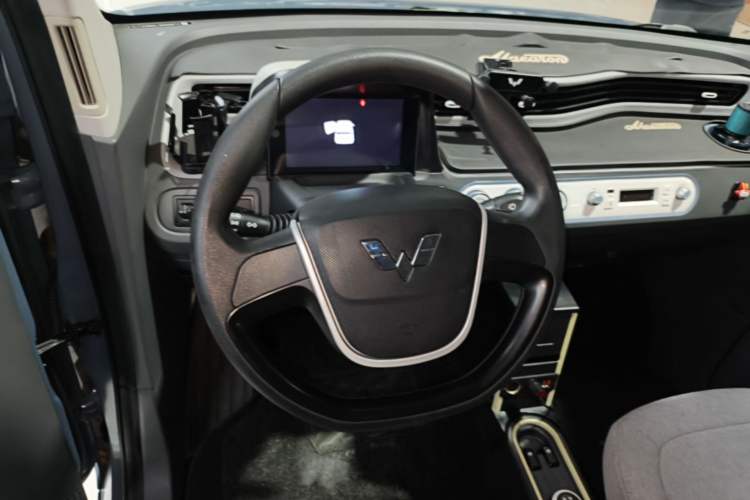 Used Wuling Hongguang MINIEV 2022 Macaron Premium Model – Lithium Iron Phosphate Steering Wheel