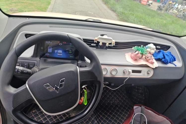 Used Wuling Hongguang MINIEV 2022 Macaron Premium Model – Lithium Iron Phosphate Center Console