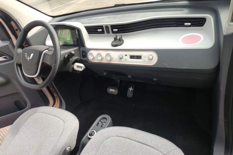 Used Wuling Hongguang MINIEV 2022 Macaron Premium Model – Lithium Iron Phosphate Center Console
