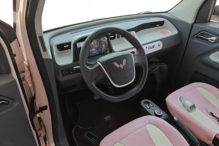 Used Wuling Hongguang MINIEV 2022 Macaron Premium Model – Lithium Iron Phosphate Center Console