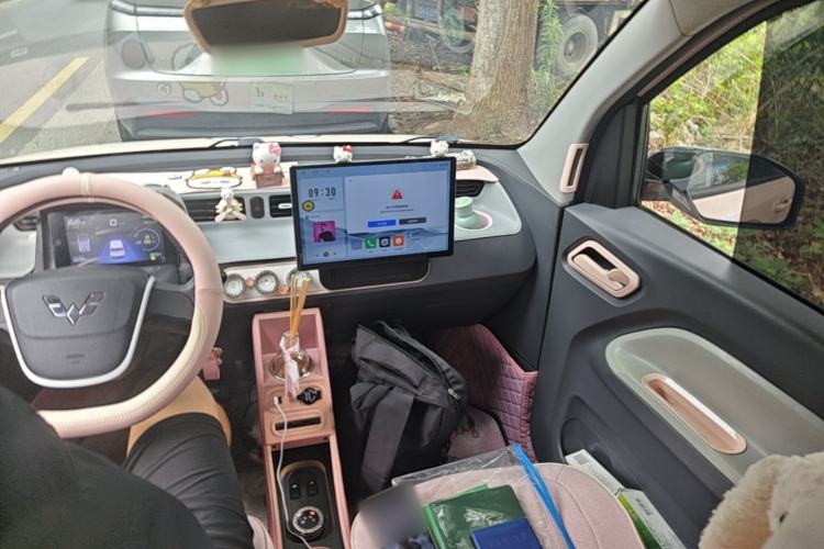 Used Wuling Hongguang MINIEV 2022 Macaron Fashion Model Lithium Iron Phosphate Center Console