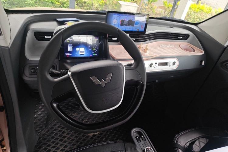 Used Wuling Hongguang MINIEV 2022 Macaron Fashion Model Lithium Iron Phosphate Center Console