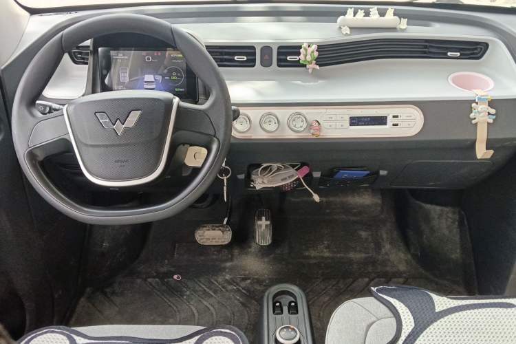 Used Wuling Hongguang MINIEV 2022 Macaron Fashion Model Lithium Iron Phosphate Center Console