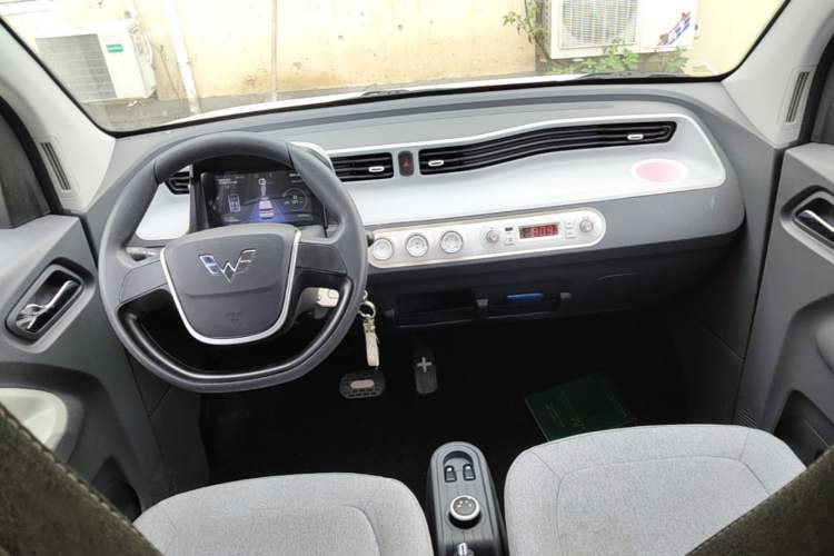 Used Wuling Hongguang MINIEV 2022 Macaron Fashion Model Lithium Iron Phosphate Center Console