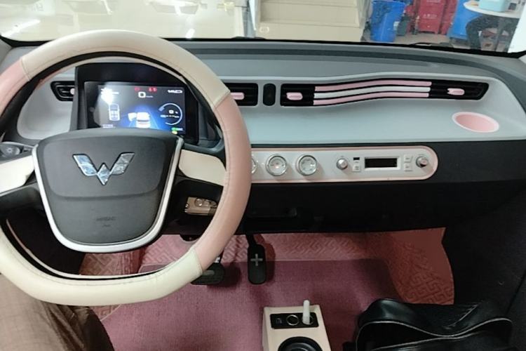 Used Wuling Hongguang MINIEV 2022 Macaron Fashion Model Lithium Iron Phosphate Center Console
