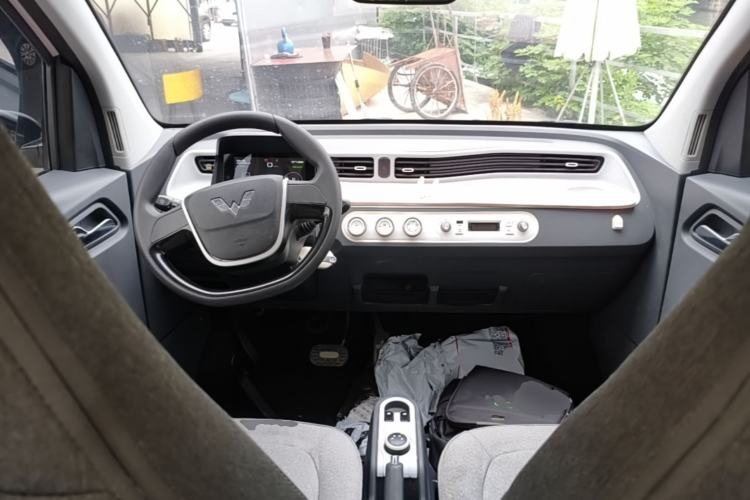 Used Wuling Hongguang MINIEV 2022 Macaron Premium Model – Lithium Iron Phosphate Center Console