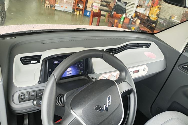 Used Wuling Hongguang MINIEV 2022 Macaron Fashion Model Lithium Iron Phosphate Center Console