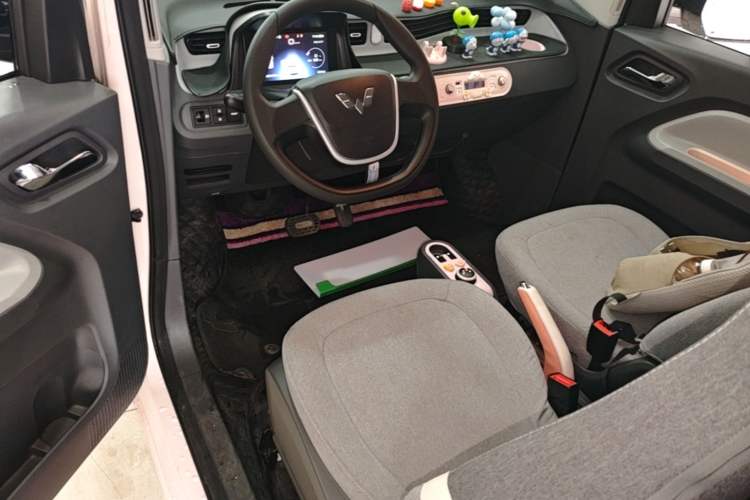 Used Wuling Hongguang MINIEV 2022 Macaron Fashion Model Lithium Iron Phosphate Center Console
