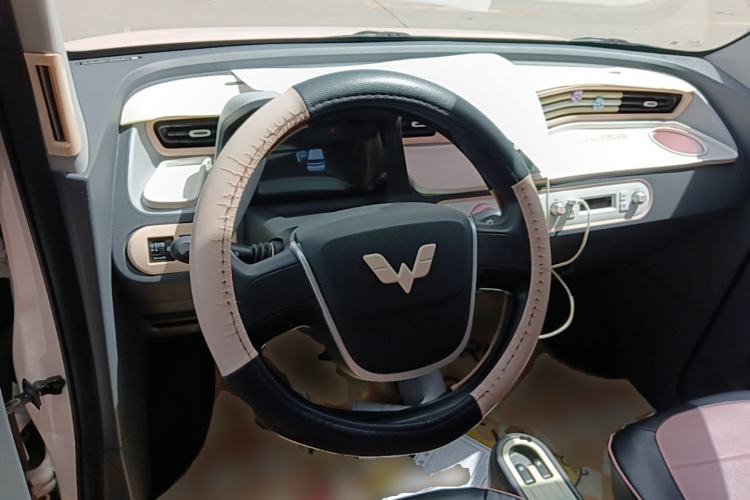 Used Wuling Hongguang MINIEV 2022 Macaron Premium Model – Lithium Iron Phosphate Center Console