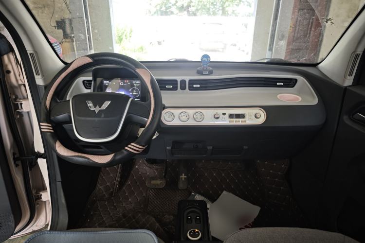 Used Wuling Hongguang MINIEV 2022 Macaron Fashion Model Lithium Iron Phosphate Center Console