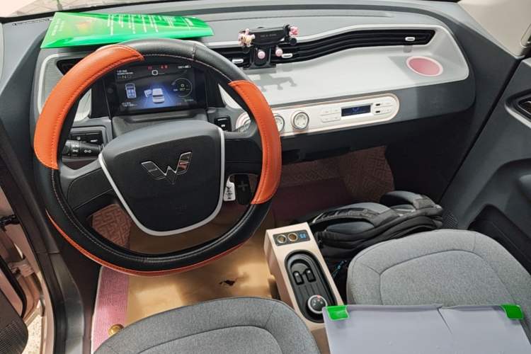 Used Wuling Hongguang MINIEV 2022 Macaron Fashion Model Lithium Iron Phosphate Center Console