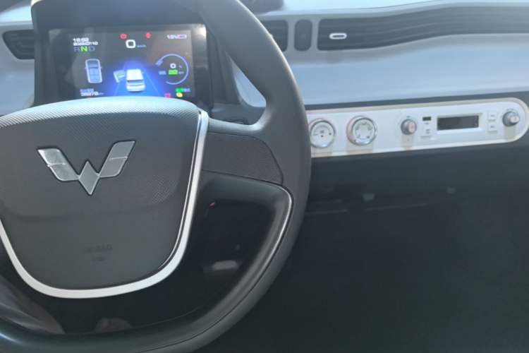 Used Wuling Hongguang MINIEV 2022 Macaron Premium Model – Lithium Iron Phosphate Center Console