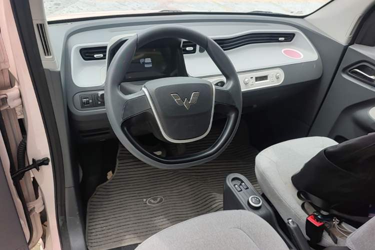 Used Wuling Hongguang MINIEV 2022 Macaron Fashion Model Lithium Iron Phosphate Center Console