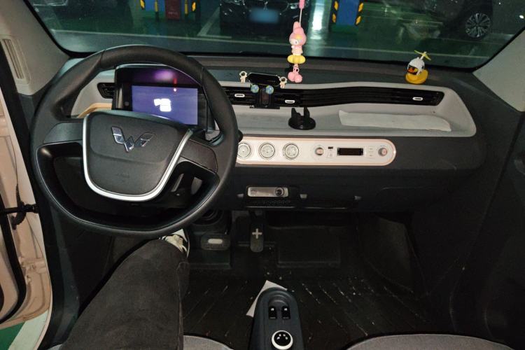 Used Wuling Hongguang MINIEV 2022 Macaron Fashion Model Lithium Iron Phosphate Center Console