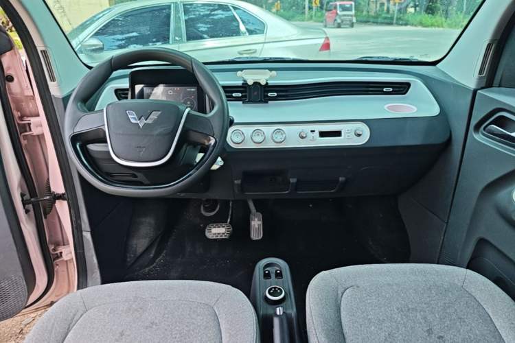 Used Wuling Hongguang MINIEV 2022 Macaron Fashion Model Lithium Iron Phosphate Center Console