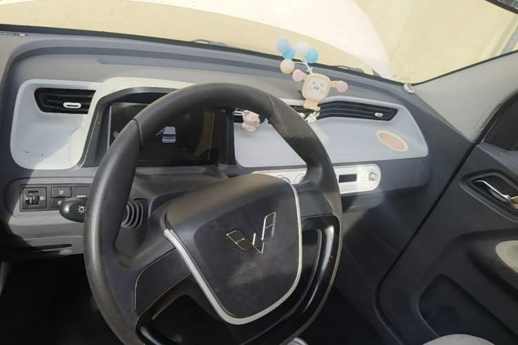 Used Wuling Hongguang MINIEV 2022 Macaron Premium Model – Lithium Iron Phosphate Center Console