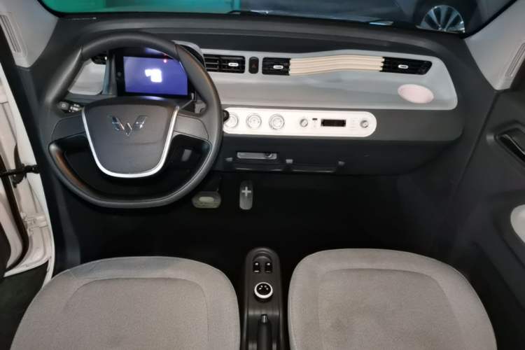Used Wuling Hongguang MINIEV 2022 Macaron Premium Model – Lithium Iron Phosphate Center Console