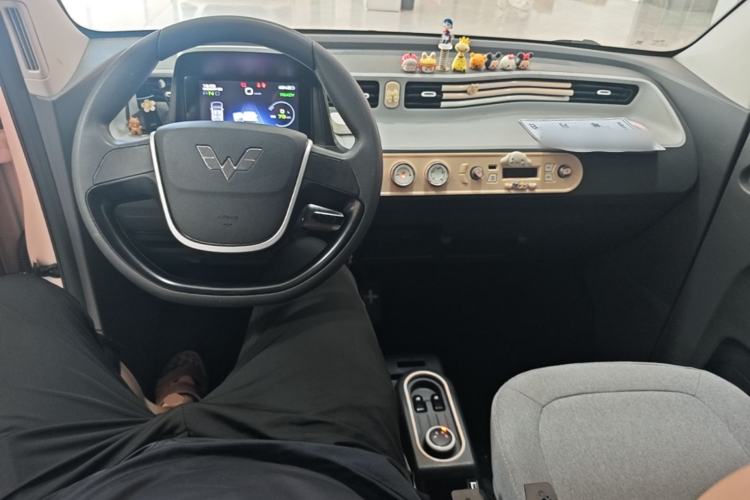 Used Wuling Hongguang MINIEV 2022 Macaron Premium Model – Lithium Iron Phosphate Center Console