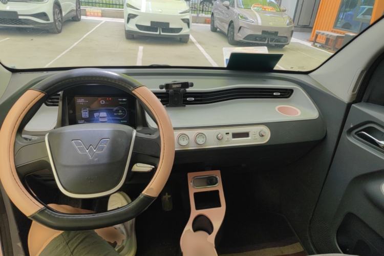 Used Wuling Hongguang MINIEV 2022 Macaron Fashion Model Lithium Iron Phosphate Center Console