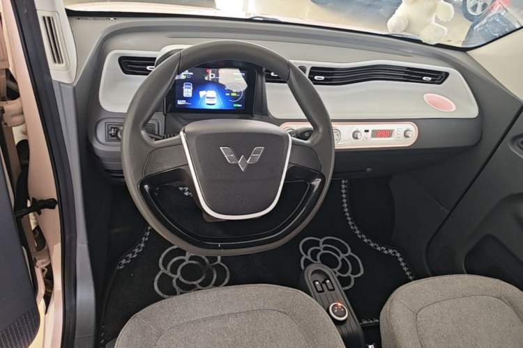 Used Wuling Hongguang MINIEV 2022 Macaron Premium Model – Lithium Iron Phosphate Center Console