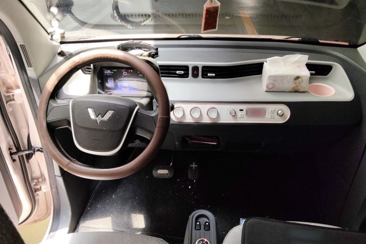 Used Wuling Hongguang MINIEV 2022 Macaron Fashion Model Lithium Iron Phosphate Center Console