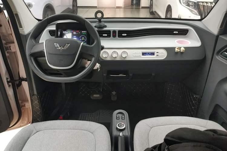 Used Wuling Hongguang MINIEV 2022 Macaron Premium Model – Lithium Iron Phosphate Center Console