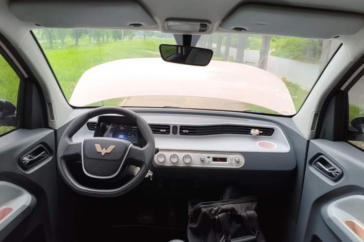 Used Wuling Hongguang MINIEV 2022 Macaron Premium Model – Lithium Iron Phosphate Center Console