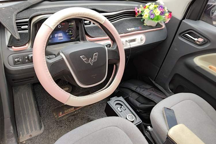 Used Wuling Hongguang MINIEV 2022 Macaron Fashion Model Lithium Iron Phosphate Center Console