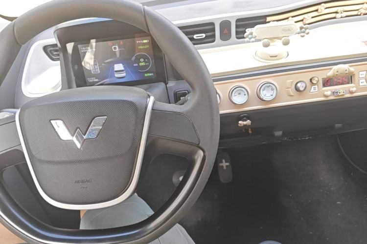 Used Wuling Hongguang MINIEV 2022 Macaron Fashion Model Lithium Iron Phosphate Center Console