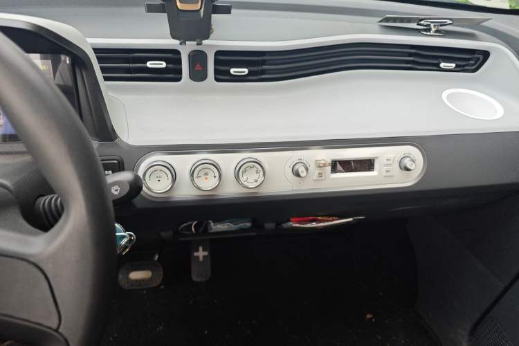 Used Wuling Hongguang MINIEV 2022 Macaron Premium Model – Lithium Iron Phosphate Audio And AC Panel