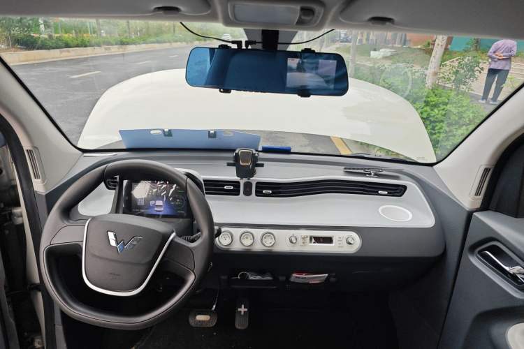 Used Wuling Hongguang MINIEV 2022 Macaron Premium Model – Lithium Iron Phosphate Center Console
