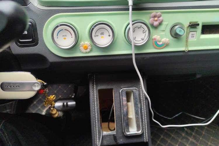 Used Wuling Hongguang MINIEV 2022 Macaron Premium Model – Lithium Iron Phosphate Audio And AC Panel