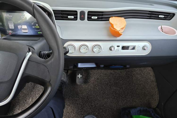 Used Wuling Hongguang MINIEV 2022 Macaron Premium Model – Lithium Iron Phosphate Audio And AC Panel