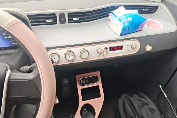 Used Wuling Hongguang MINIEV 2022 Macaron Premium Model – Lithium Iron Phosphate Audio And AC Panel