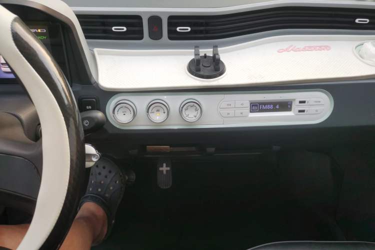 Used Wuling Hongguang MINIEV 2022 Macaron Premium Model – Lithium Iron Phosphate Audio And AC Panel