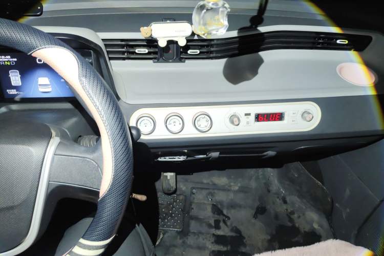 Used Wuling Hongguang MINIEV 2022 Macaron Premium Model – Lithium Iron Phosphate Audio And AC Panel