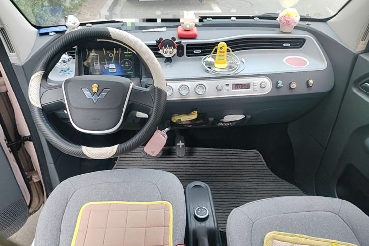 Used Wuling Hongguang MINIEV 2022 Macaron Fashion Model Lithium Iron Phosphate Center Console