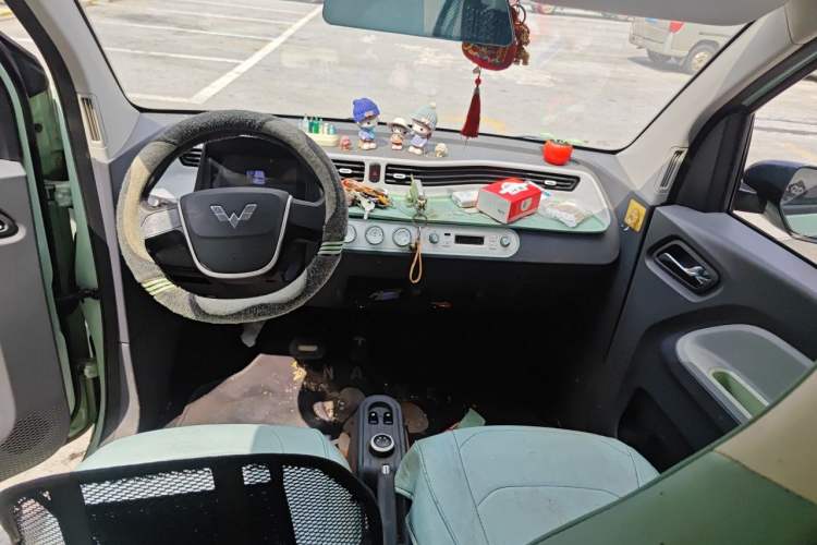 Used Wuling Hongguang MINIEV 2022 Macaron Premium Model – Lithium Iron Phosphate Center Console